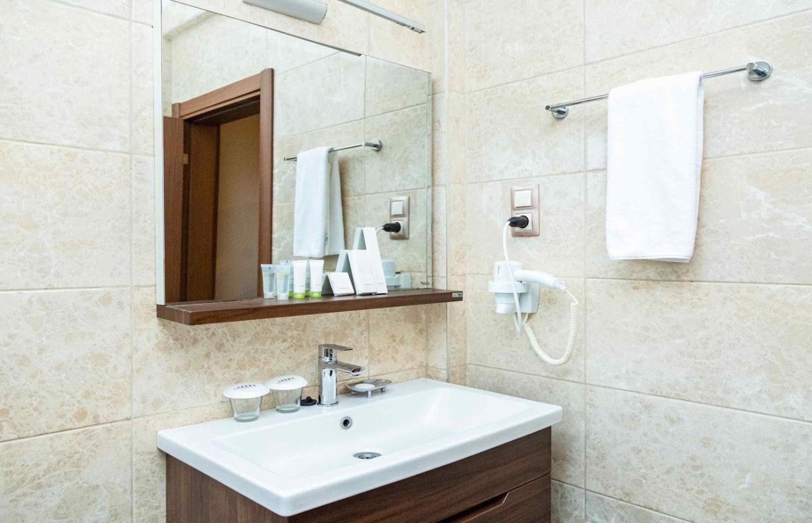 Ah Hotel And Conferences Madina Екстериор снимка