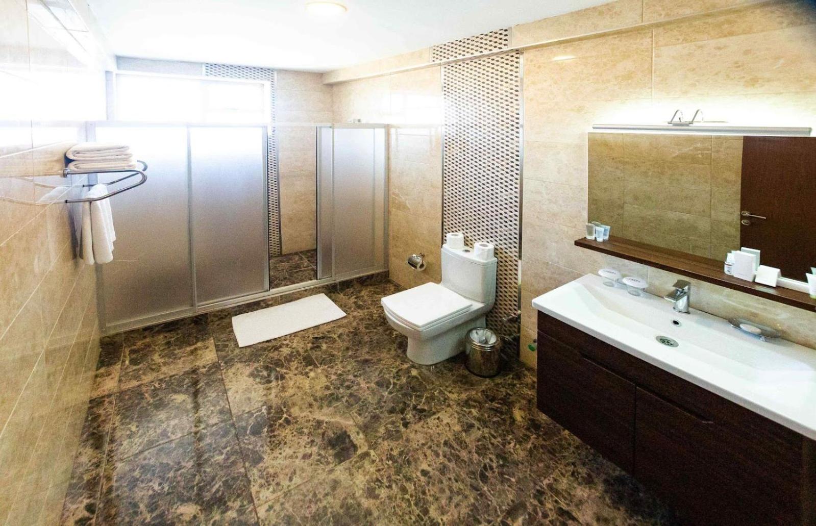 Ah Hotel And Conferences Madina Екстериор снимка
