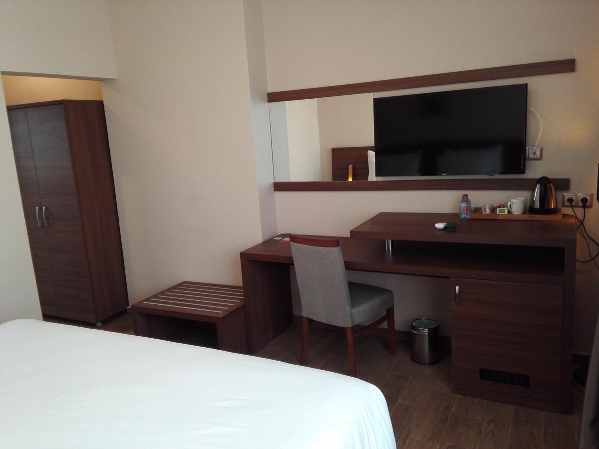 Ah Hotel And Conferences Madina Екстериор снимка