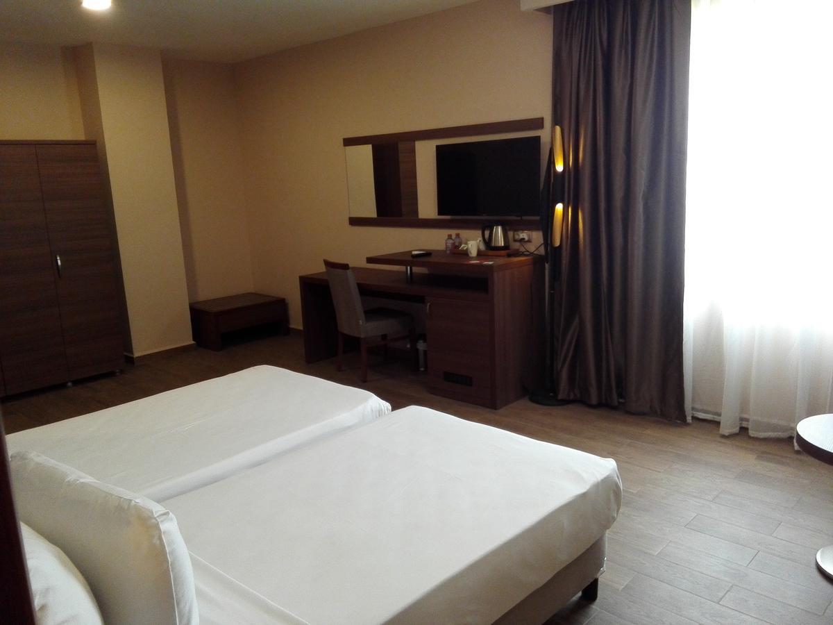Ah Hotel And Conferences Madina Екстериор снимка
