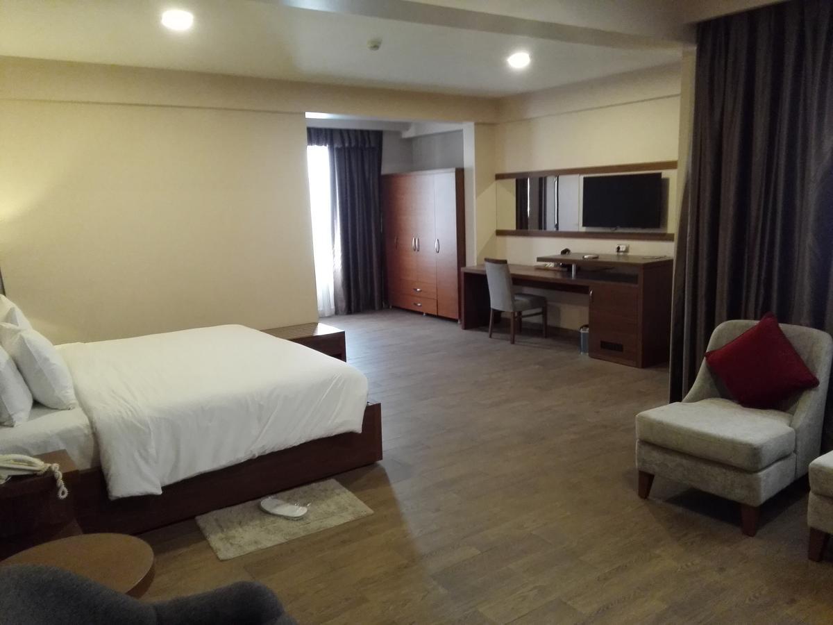 Ah Hotel And Conferences Madina Екстериор снимка