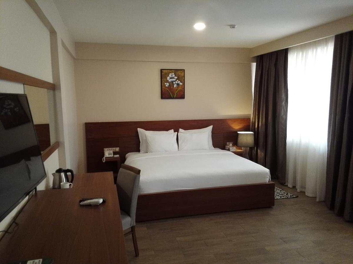 Ah Hotel And Conferences Madina Екстериор снимка